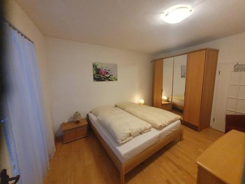 um quarto com uma cama e um espelho em Fewo Ferrara em Abensberg