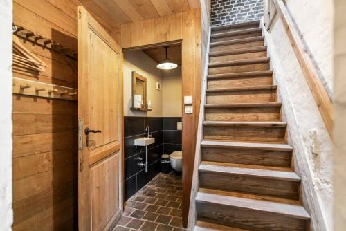 una escalera que conduce a un baño con aseo en Authentic vacation home 'De Blauwe Kroon', en Oostkamp