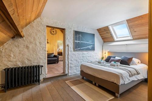 Un dormitorio con una cama grande y una ventana en Authentic vacation home 'De Blauwe Kroon', en Oostkamp