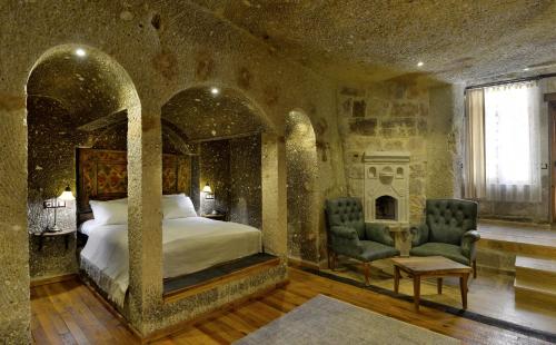 Giường trong phòng chung tại Aza Cave Cappadocia Adult Hotel