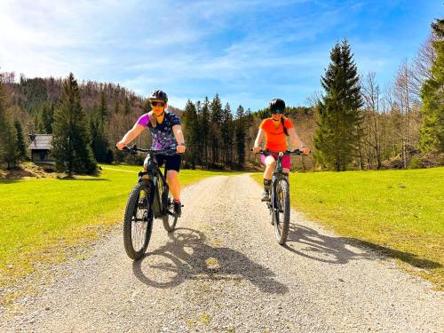 two people riding bikes down a gravel road at Appartement Bergmann in Ebensee