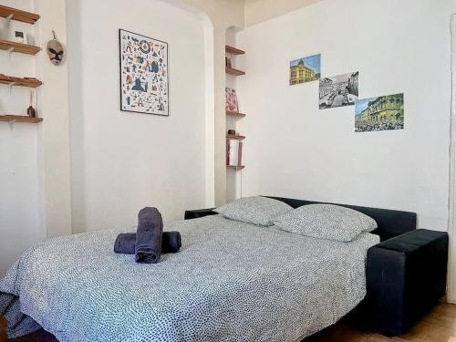 une chambre avec un lit avec une couverture bleue dans l'établissement Appartement Cours Julien - Central & Climatisation - Les Frères de la Loc', à Marseille
