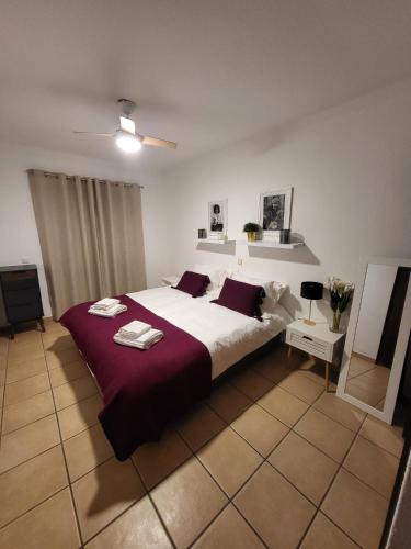 sypialnia z dużym łóżkiem z czerwoną pościelą w obiekcie Jupiter Sweet Apartments - Algarve - Praia Vale centeanes w mieście Lagoa