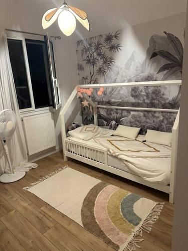 une petite chambre avec un lit dans une pièce dans l'établissement Jolie maison de vacances, à Bassussarry