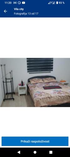 une photo d'une chambre avec un lit dans une pièce dans l'établissement Vila City, à Bijeljina