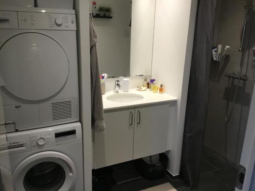 a bathroom with a sink and a washing machine at Stor lejlighed tæt på Århus C. Stor tagterrasse in Aarhus