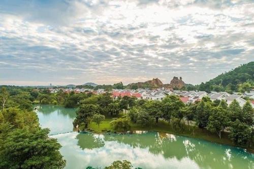 eine Luftansicht auf einen Fluss mit Bäumen und Gebäuden in der Unterkunft Resort Xanh Villa 5 Stars in Nam Giao