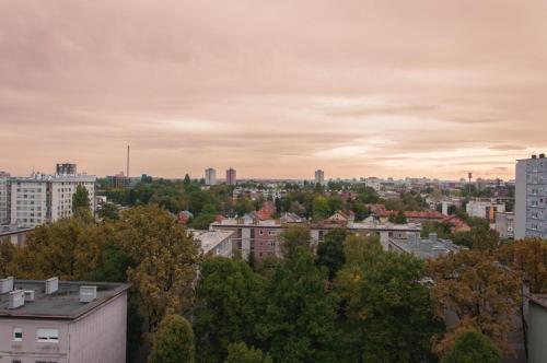 uma vista para uma cidade com edifícios e árvores em Work & Stay Zagreb em Zagreb