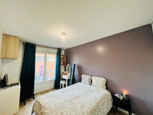 une chambre avec un lit et une grande fenêtre dans l'établissement Appartement proche de Paris, à Alfortville