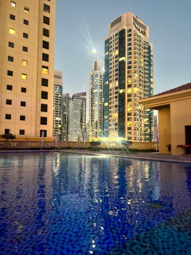 vistas al perfil urbano y edificios altos en Hostel Resort VIP, en Dubái