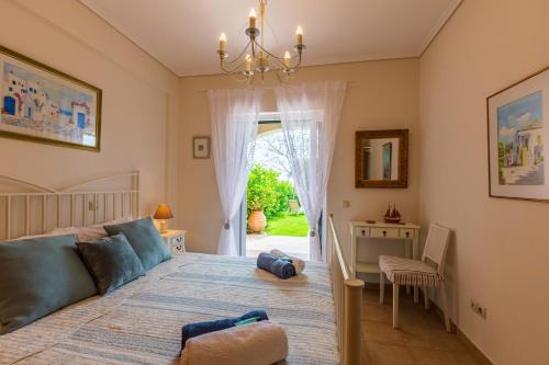 Postel nebo postele na pokoji v ubytování Barbati Seafront Luxury Suites