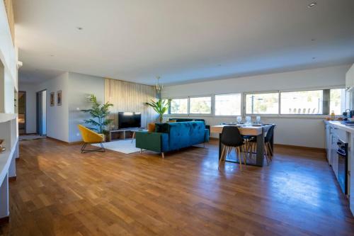 un salon avec un canapé bleu et une table dans l'établissement Atlas -Elix 100m Gare - Vue remparts -Terrasse, à Avignon