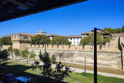 - une vue depuis la fenêtre d'un grand mur dans l'établissement Atlas -Elix 100m Gare - Vue remparts -Terrasse, à Avignon