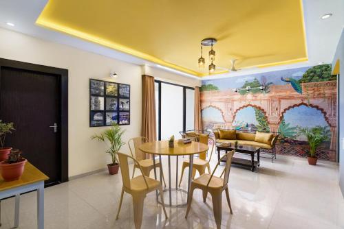 uma sala de jantar com mesa e cadeiras em Lazy Daze by UCH em Udaipur