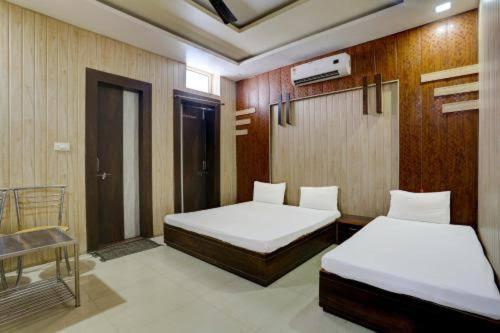 A bed or beds in a room at MAHADEV GUEST HOUSE