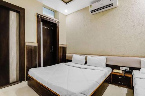 - une chambre avec un lit blanc et une fenêtre dans l'établissement MAHADEV GUEST HOUSE, à Kokkíni Khánion