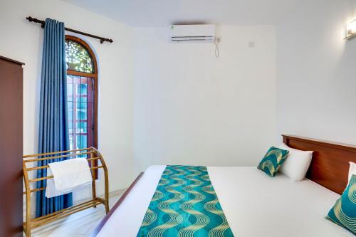 a bedroom with a bed and a window at Villa Sunbreeze in Beruwala
