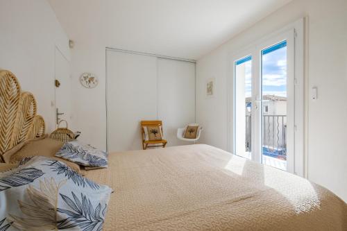 Un dormitorio blanco con una cama grande y una ventana. en Villa Gnoki, en Cannes