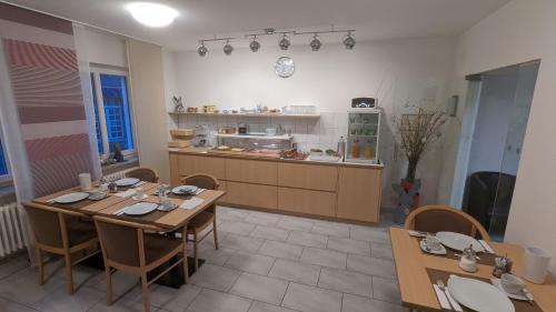 Příslušenství pro přípravu čaje a kávy v ubytování Gästehaus Ziegler
