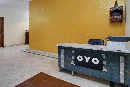 un ufficio con una scrivania con un cartello ovo di Super OYO Dream Homes a Nuova Delhi