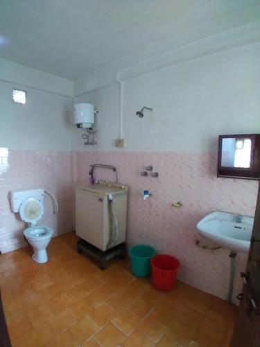 een badkamer met een toilet en een wastafel bij Nimantrana Homestay in Darjeeling