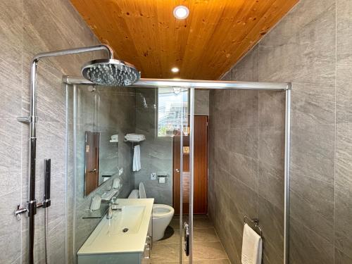 a bathroom with a sink and a toilet at Hualien Wazuka Homestay in Hualien City