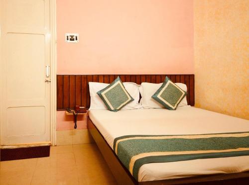Postel nebo postele na pokoji v ubytování Hotel Vinayak