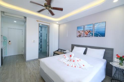 Ένα ή περισσότερα κρεβάτια σε δωμάτιο στο BELLA HOTEL PHU QUOC - Free tour to take pictures of Sunset town