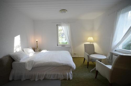A bed or beds in a room at Niebieski Domek