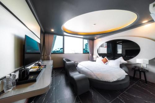 um quarto com uma cama, uma secretária e uma cadeira em Lam Anh Hotel Bắc Từ Liêm Hà Nội em Hanói