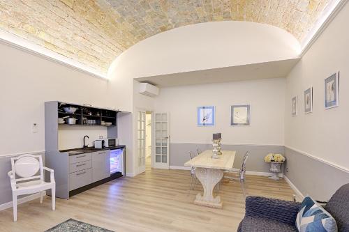 a living room with a table and a kitchen at Casa Ciseri in Siena