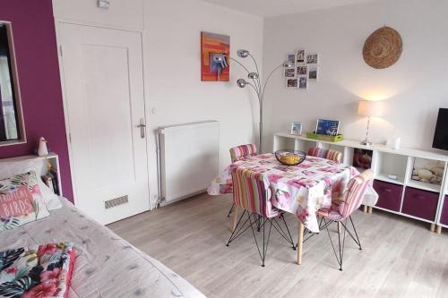 une salle à manger avec une table et des chaises dans une pièce dans l'établissement Ty Loca Loca Proche mer et centre-ville Parking privatif, à Concarneau