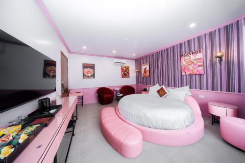 a pink bedroom with a bed and a pink couch at Lam Anh Hotel 6 Ngoại Giao Đoàn BT4-10 in Hanoi