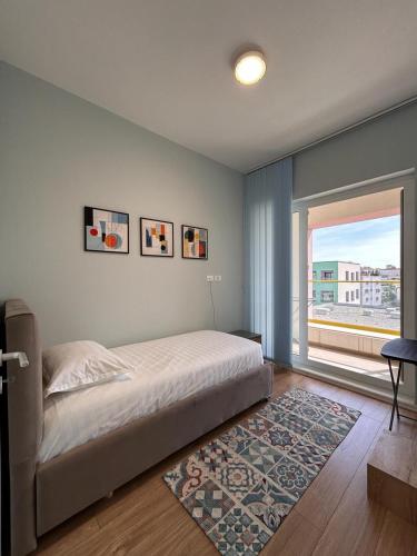 Postel nebo postele na pokoji v ubytování Picasso Apartment Tirana