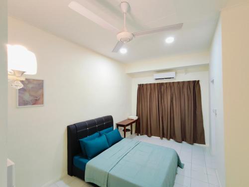 98 Homestay Sandakan في سانداكان: غرفة نوم بسرير ومروحة سقف