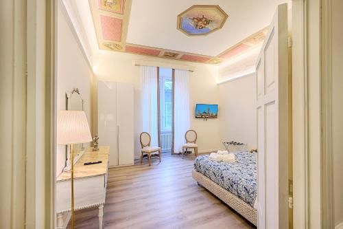 a bedroom with a bed and a table and chairs at Casa Ciseri in Siena