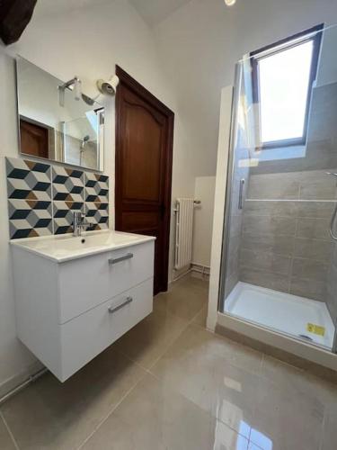 une salle de bain avec un lavabo blanc et une douche dans l'établissement Happy House - 1h30 de Paris, à Batilly-en-Gâtinais