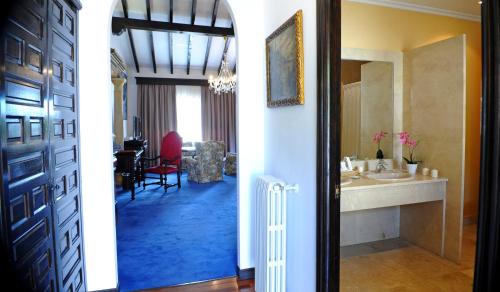 um corredor com uma casa de banho com um lavatório e um espelho em San Román de Escalante em Escalante