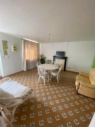 une chambre avec un lit, une table et des chaises dans l'établissement Maison chaleureuse à Audignies avec stationnement privé, à Audignies