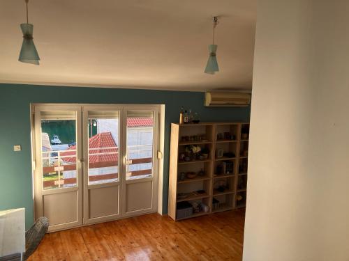 una stanza vuota con una porta e scaffali di Villa Griz - Novigrad a Novigrad (Cittanova)