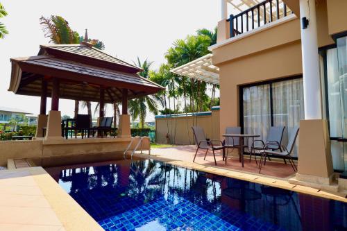 Elegant Lakeside Villa in Laguna, hotel in Layan Beach