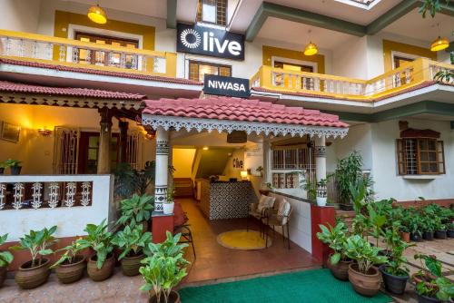 un hôtel avec un hall avec des plantes devant lui dans l'établissement Olive Calangute Niwasa - by Embassy Group, à Calangute