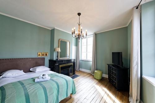 - une chambre avec un lit, un miroir et un lustre dans l'établissement Le Boudoir de Stanislas - Appt au cœur de Nancy, à Nancy