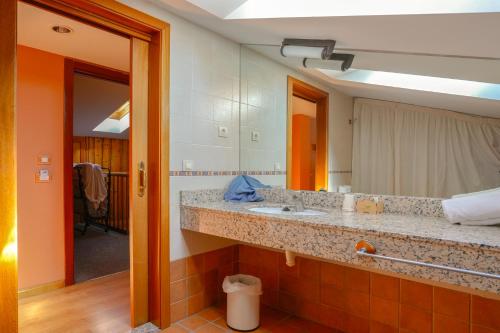 La salle de bains est pourvue d'un lavabo et d'un miroir. dans l'établissement HOTEL TURPÍ, à Benasque