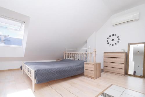 1 dormitorio con cama, tocador y espejo en Revalia Airport-Bus station Studio, en Tallin