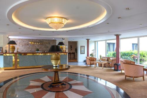 a lobby with a table in the middle of a room at Dreams Beckum in Beckum
