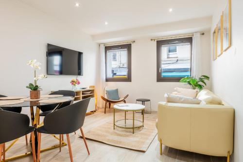 un salon avec un canapé et une table dans l'établissement Upscale 3-room apartment 300m from the beaches, à Cannes
