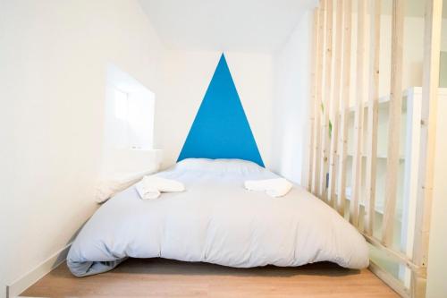 1 dormitorio con 1 cama con cabecero de punta azul en Studio - centre historique, en Agde
