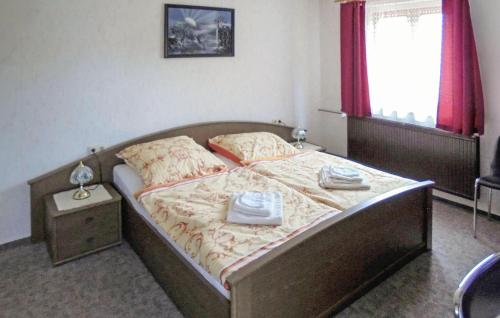1 dormitorio con 1 cama con 2 toallas en Amazing Apartment In Neuhermsdorf With Wifi, en Neuhermsdorf