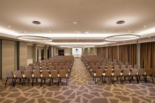 Zona business o sala de conferencias en DoubleTree by Hilton London Ealing
